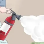 نمای دیگر از استفاده کپسول CO2 برای اطفای آتش سوزی الکتریکی، نشانه‌گیری به آتش.